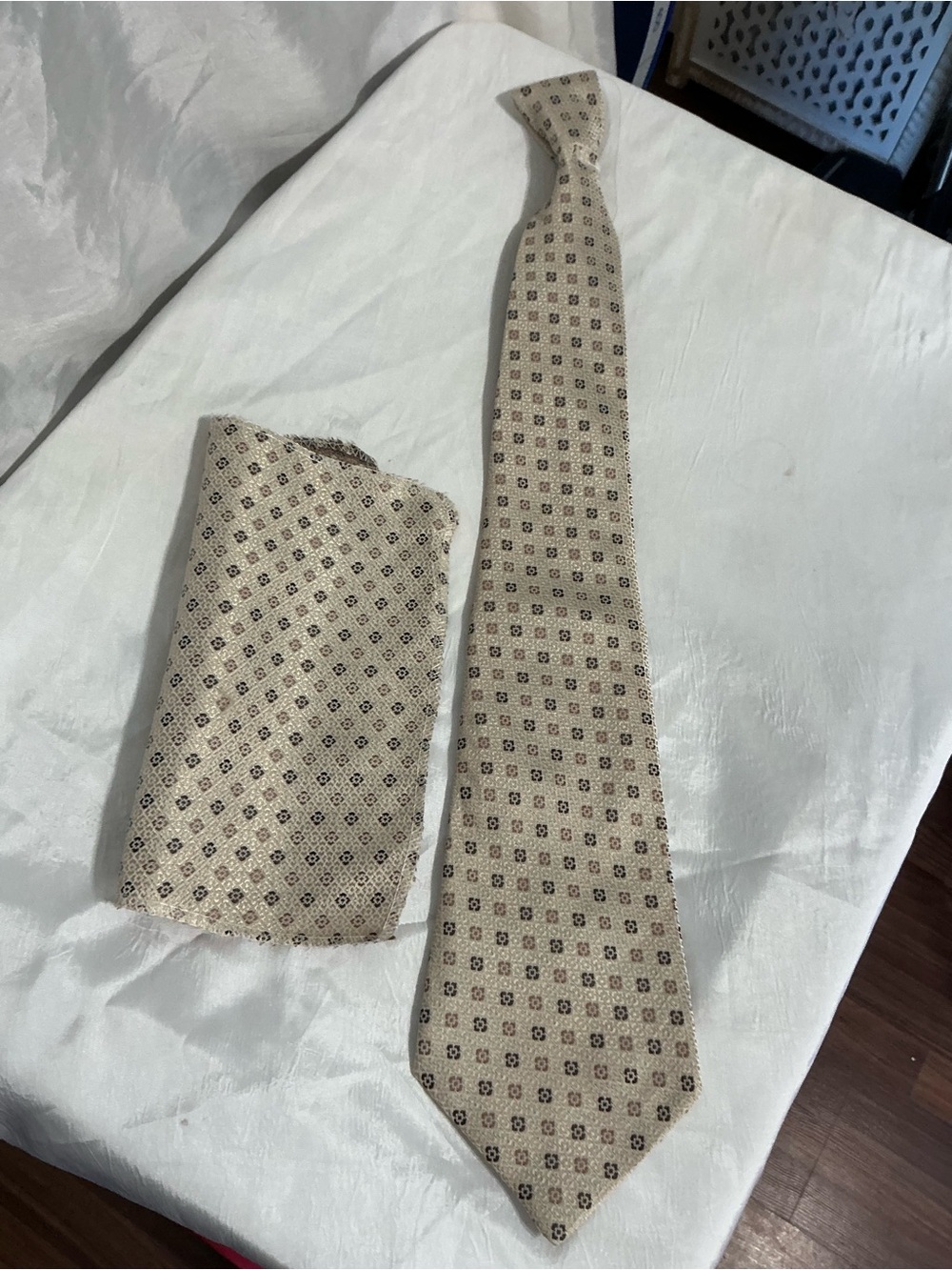 Men's Beige Patterned Tie and Pocket Square Set